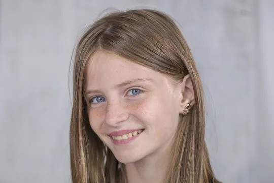 使用移动设备查看官方注册入口的用户示意图